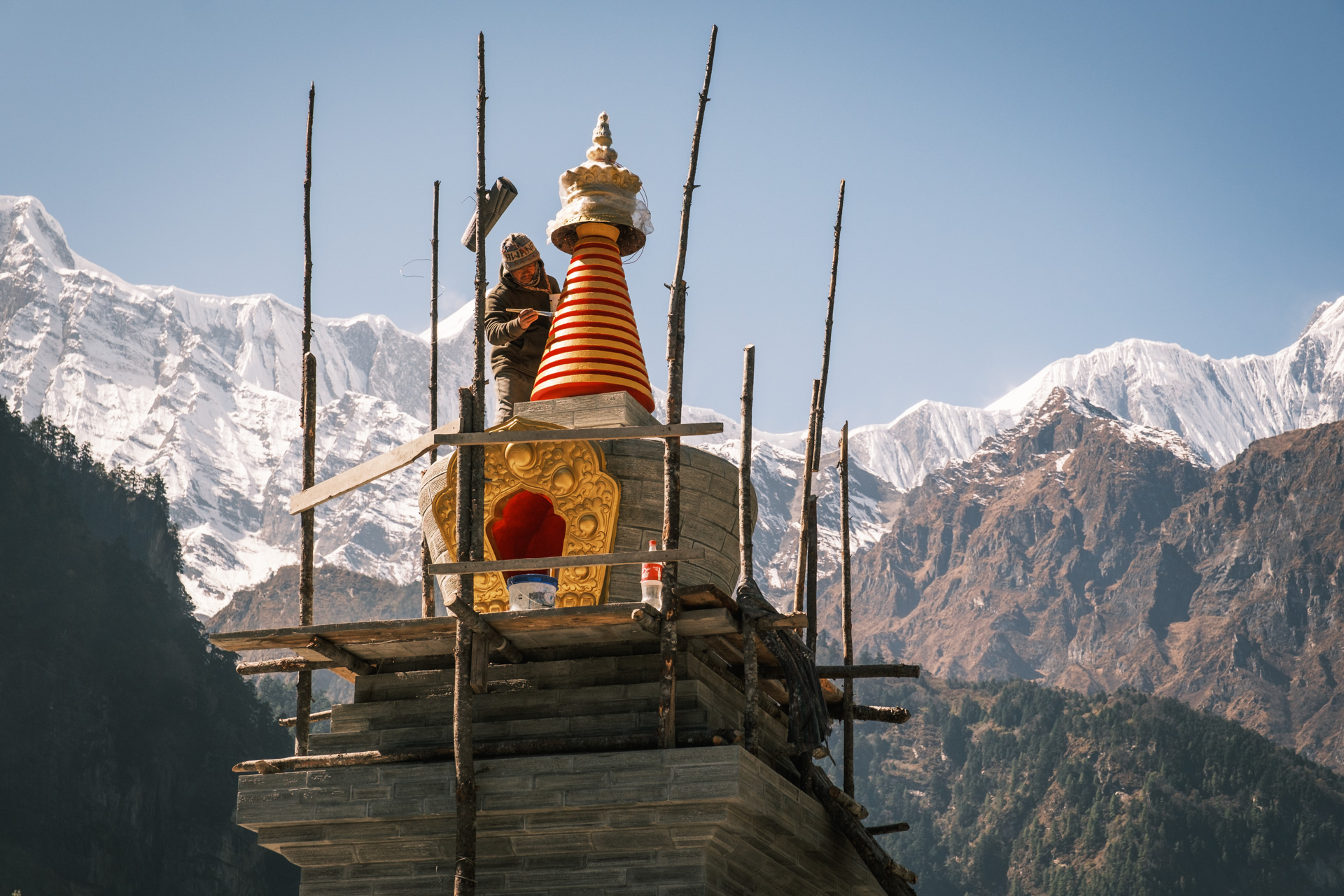 Eine Stupa in der Annapurna Region wird gestrichen. 