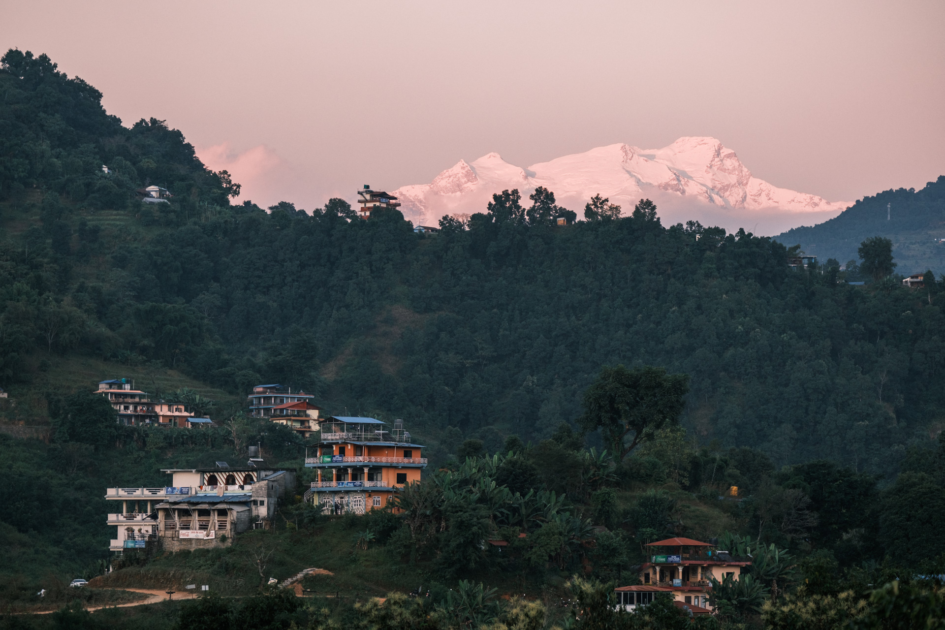 Eine Siedlung am Begnas See mit den Bergen des Himalaya.