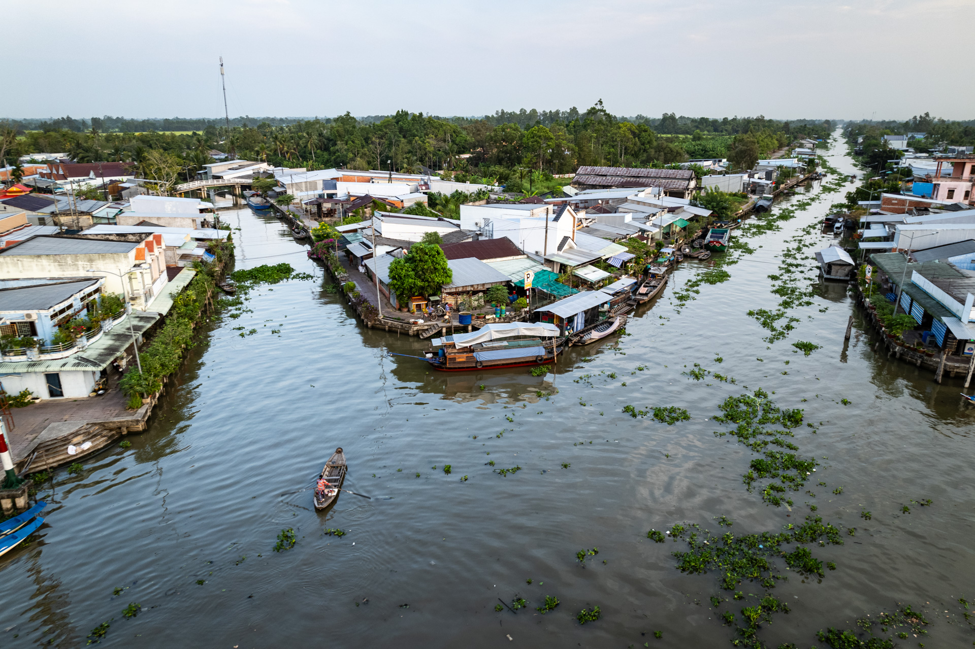 Luftaufnahme zweier Flüsse im Mekong-Delta.