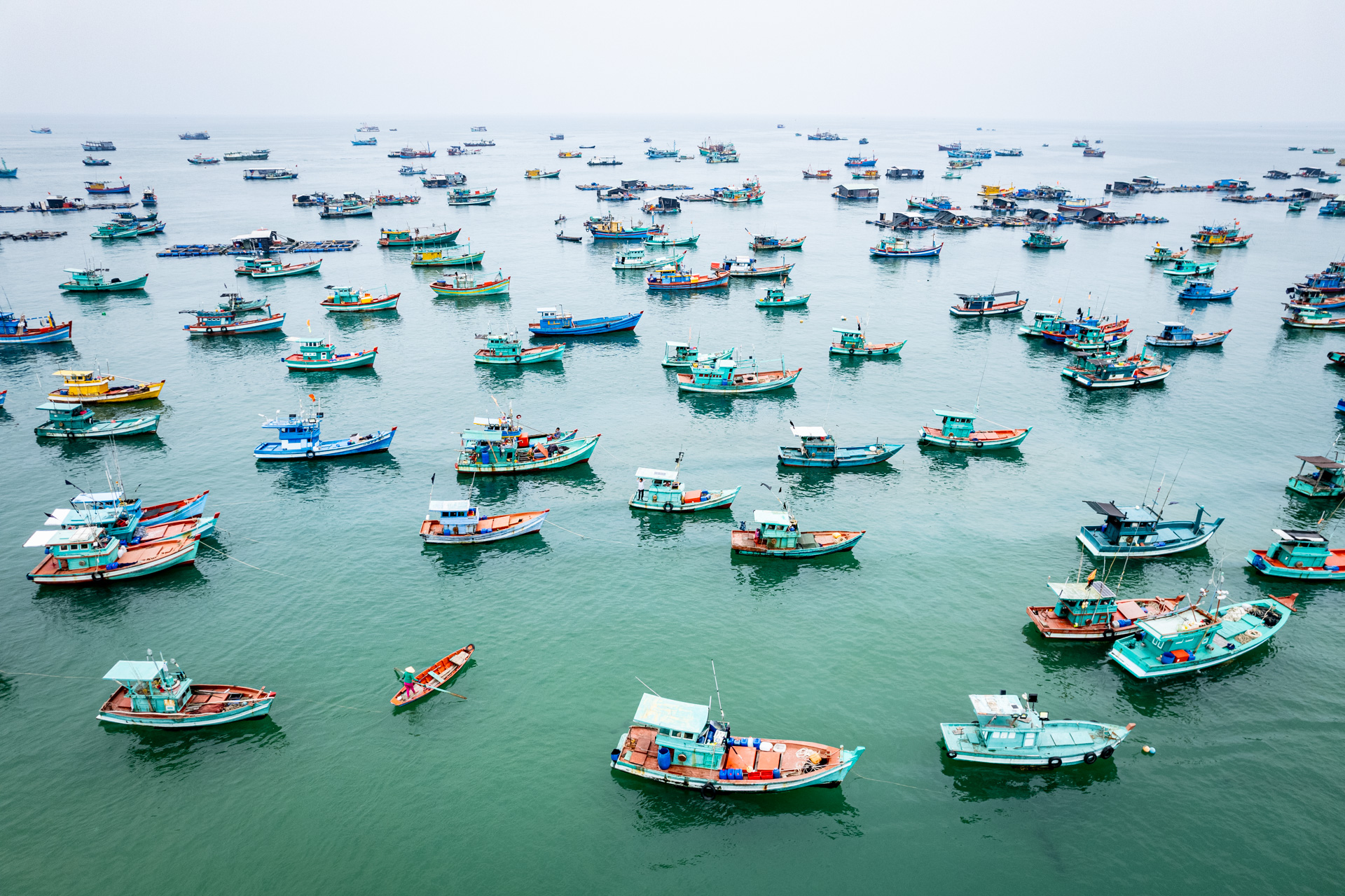 Luftaufnahme von Booten vor der Insel Phu Quoc.