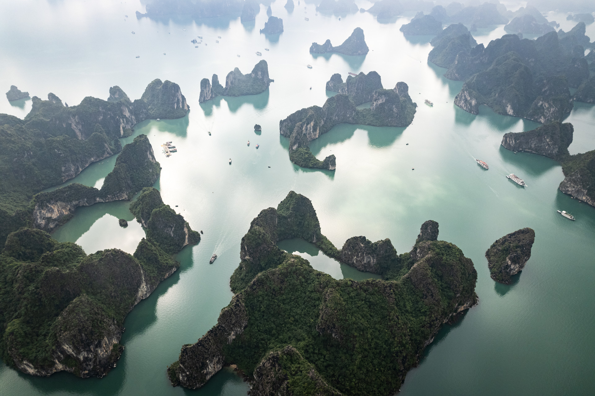 Drohnenaufnahme der Halong-Bucht.