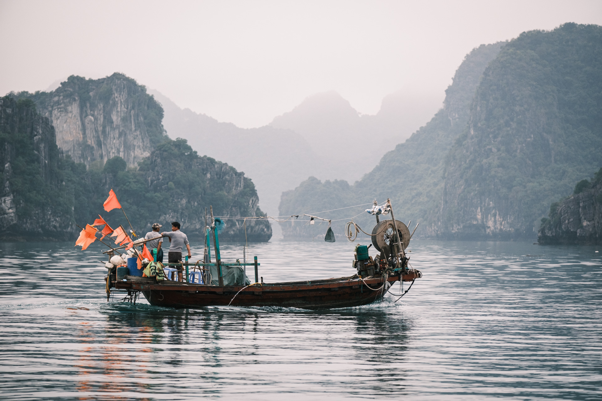 Fischerboot in der Halong-Bucht.