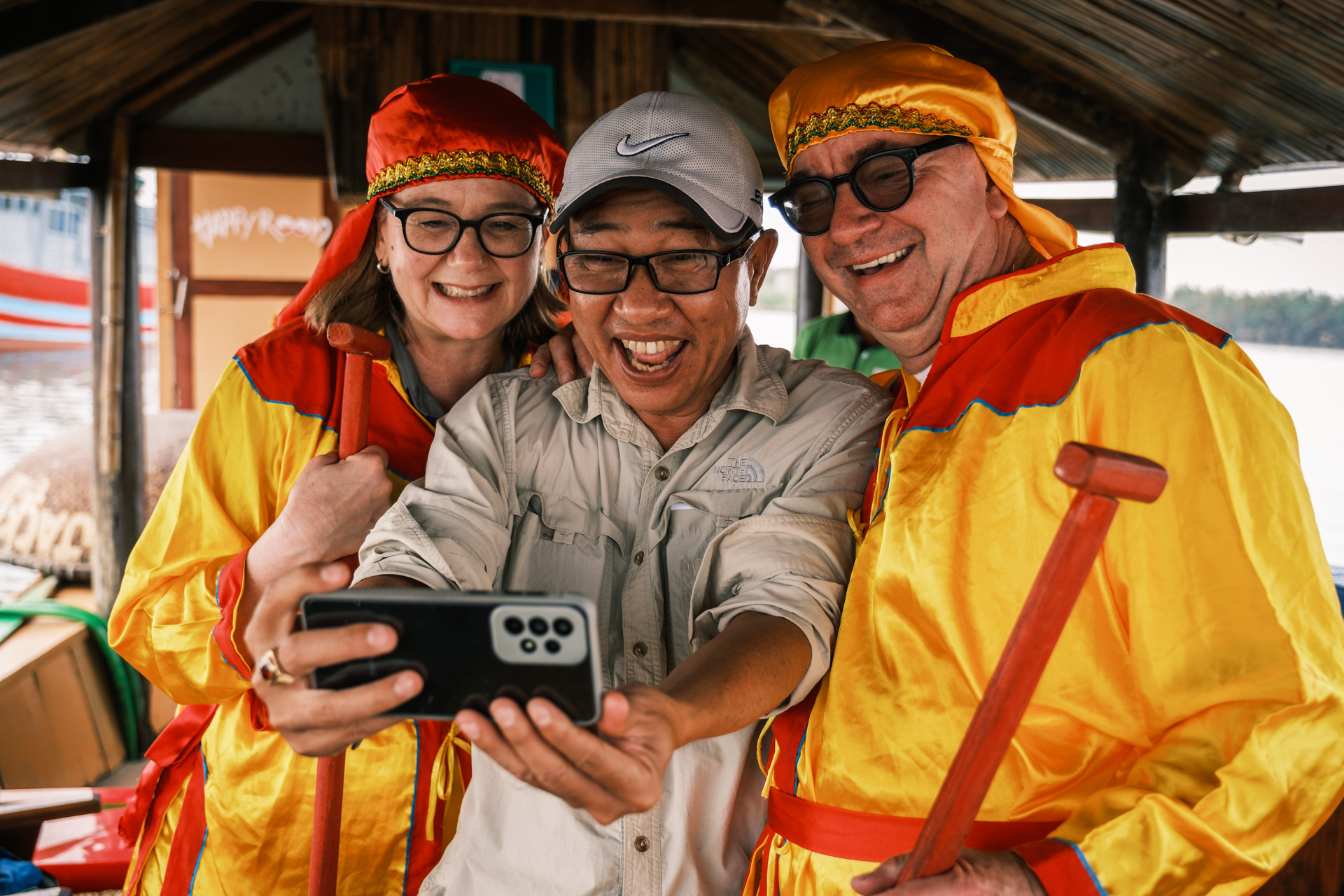 Unser Guide Mr. Son macht ein Selfie mit unseren Teilnehmern Angela und Roland.