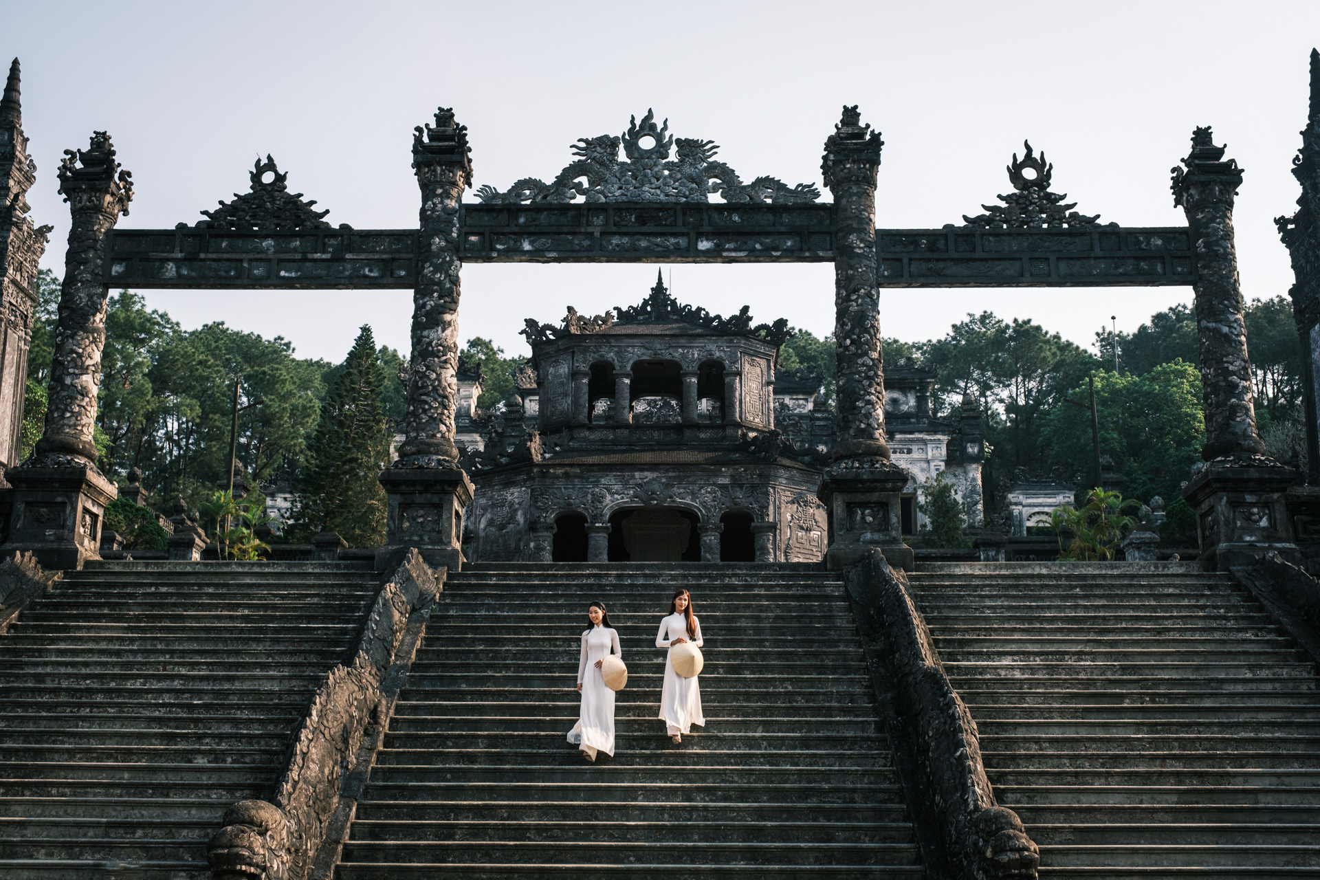 Models in traditioneller Kleidung im Mausoleum bei Huế.