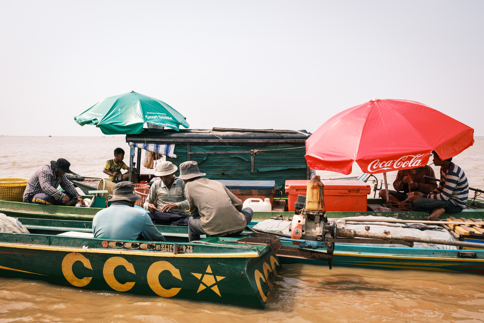 Männer spielen Karten auf ihren Booten auf dem Inle See.