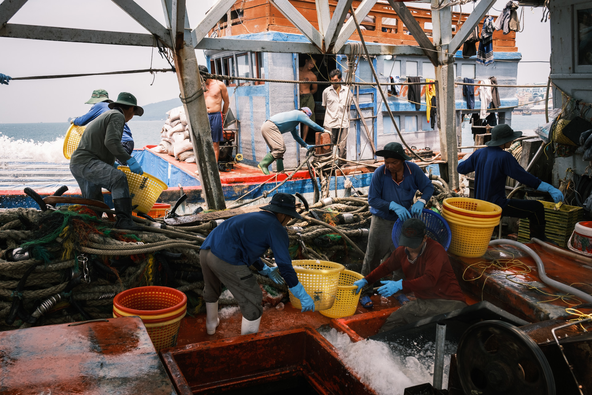 Männer arbeiten auf einem Fischkutter vor Phu Quoc.