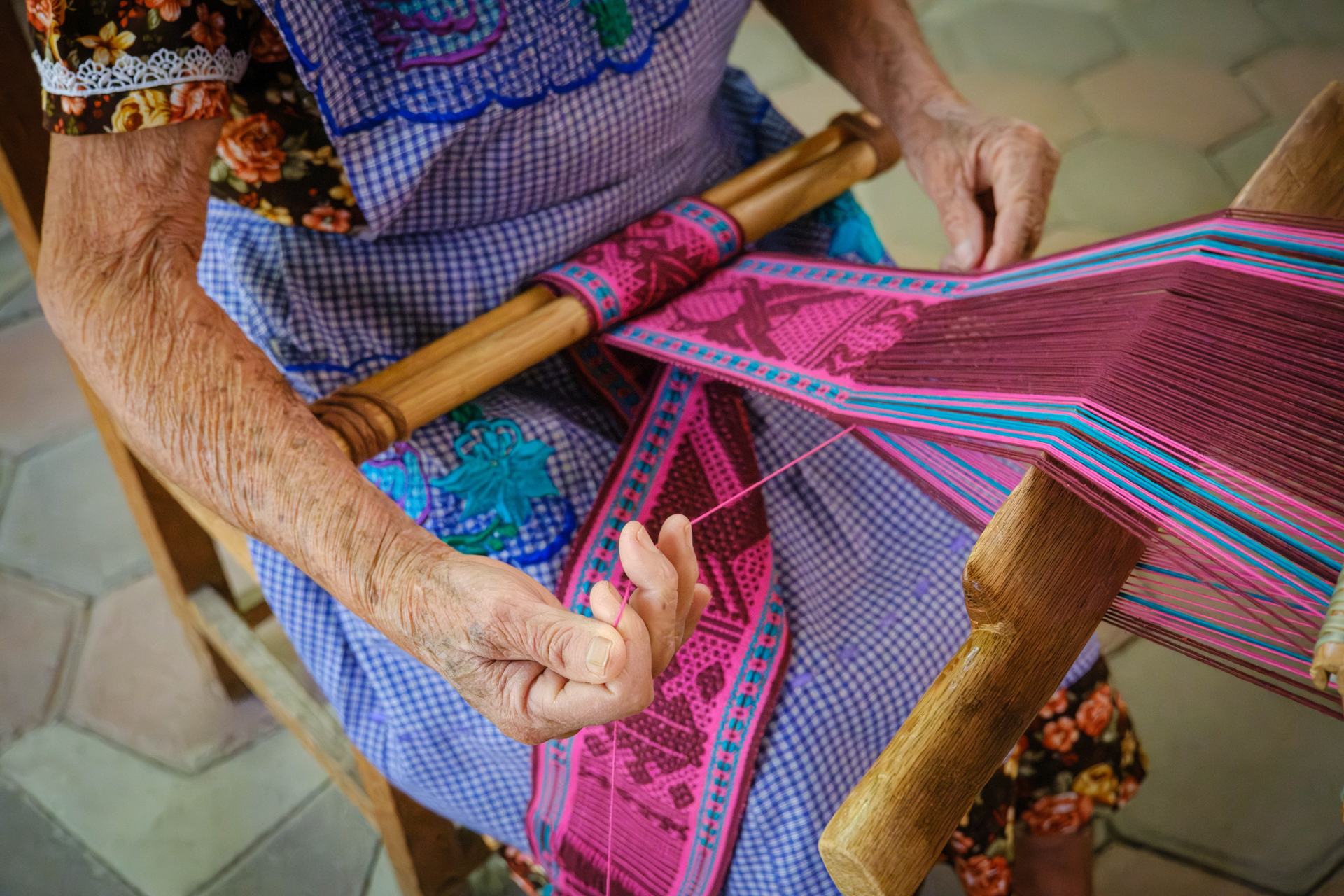 Mexikanerin beim Textilweben