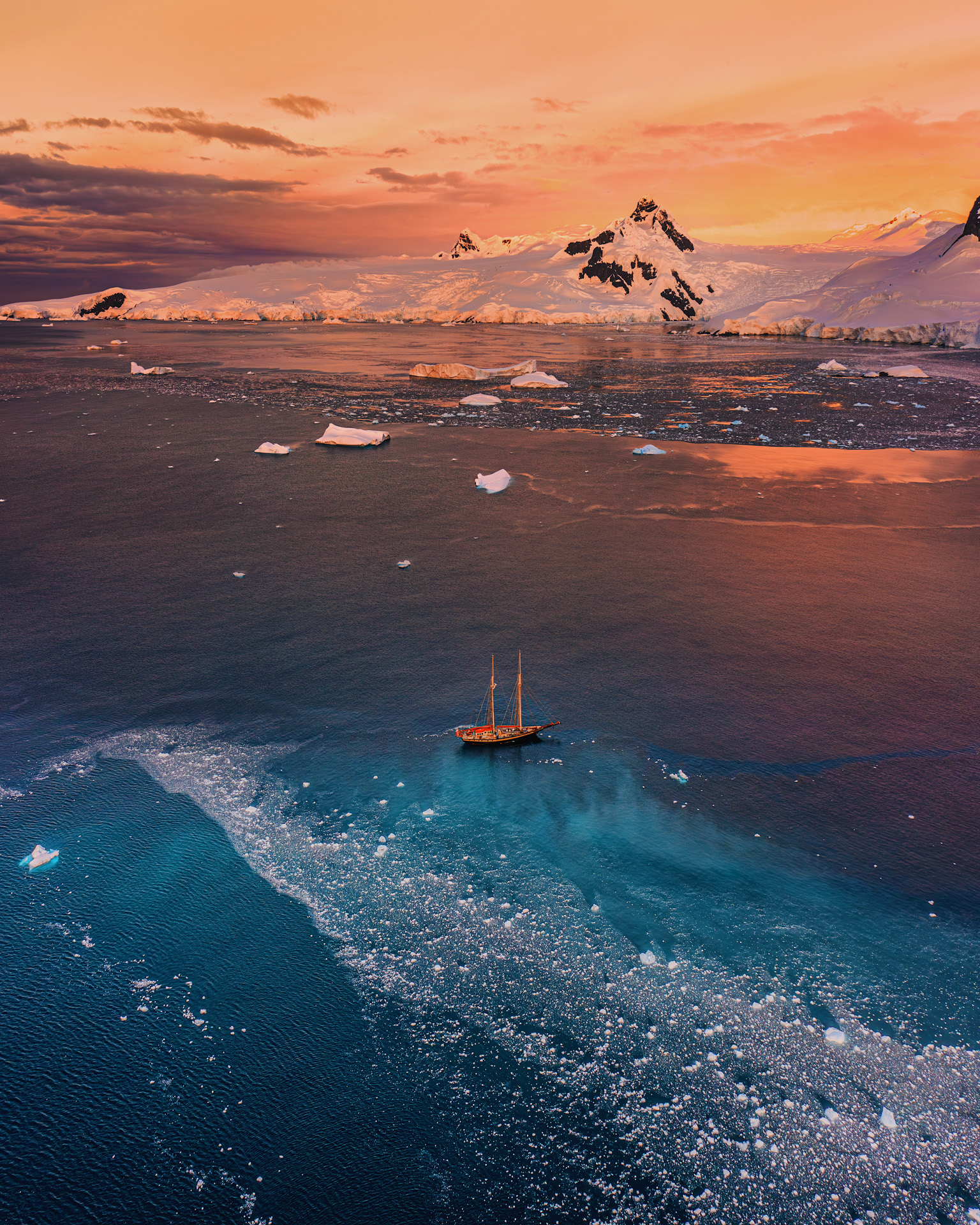 Unser Schoner beim Sonnenuntergang in der Antarktis. © Kristina Makeeva