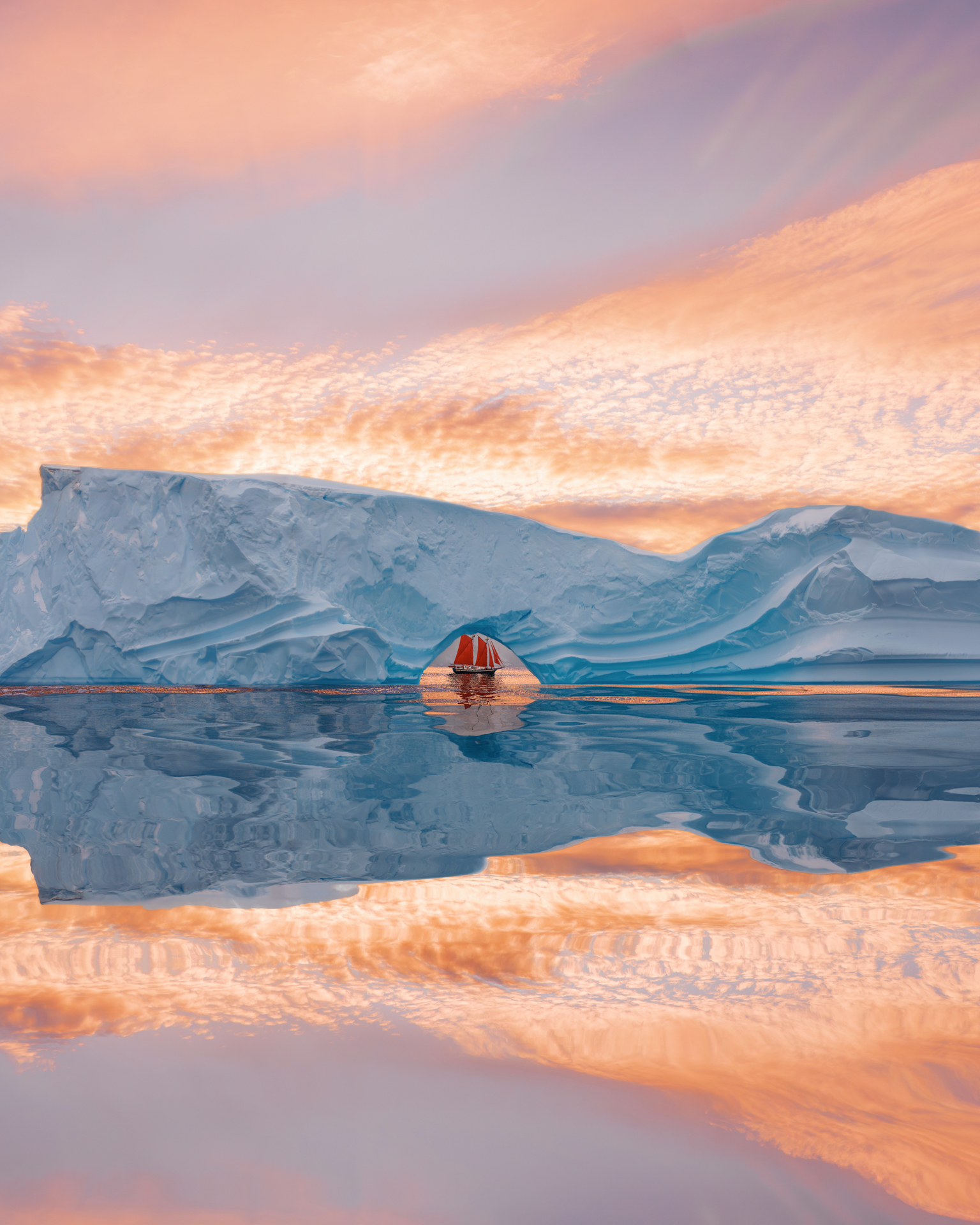 Unser Schoner umrahmt von einem natürlichen Eisbogen in der Antarktis. © Kristina Makeeva