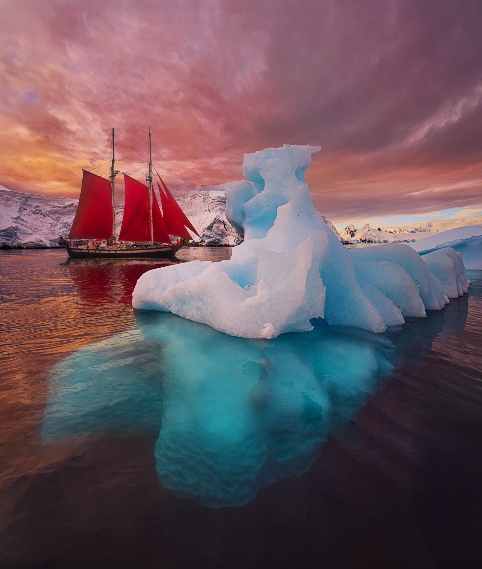 Ein Eisberg im Vordergrund, unser Schoner im Hintergrund. © Kristina Makeeva