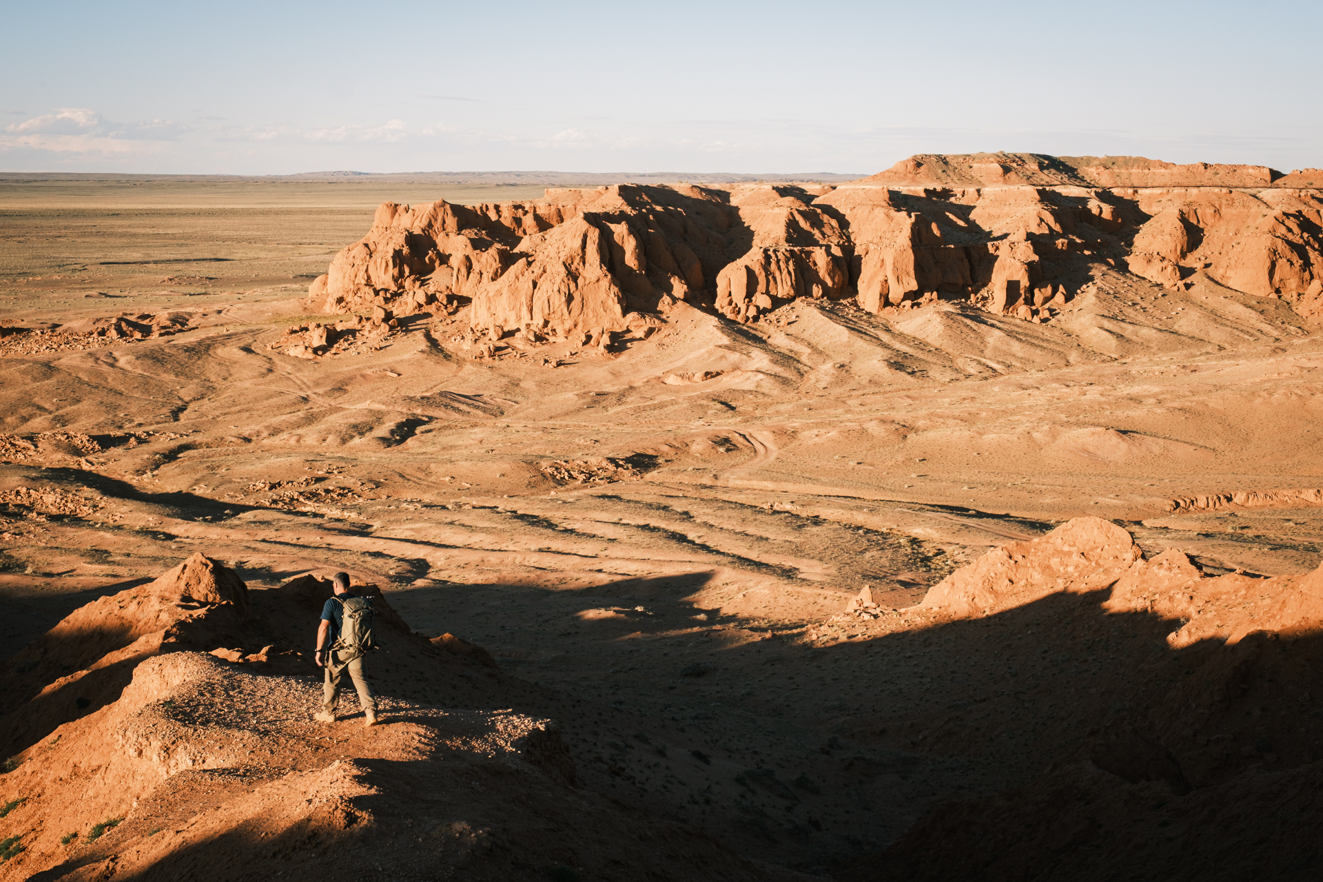 Photographer in front of Bayandzag (flaming cliffs).